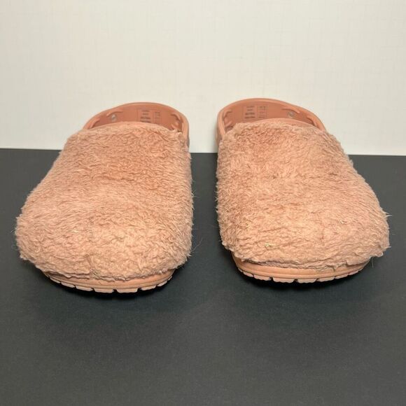 Womens CROCS Classic Fuzz Mania Pale Blush Pink Slip On Clogs / Size 7 - Picture 2 of 8